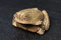 佇まいも可愛らしい木製のカエルの置物 DC4053