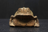 佇まいも可愛らしい木製のカエルの置物 DC4053