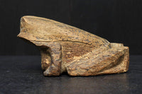 佇まいも可愛らしい木製のカエルの置物 DC4053