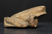 佇まいも可愛らしい木製のカエルの置物 DC4053