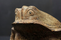 佇まいも可愛らしい木製のカエルの置物 DC4053