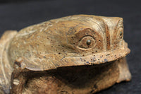 佇まいも可愛らしい木製のカエルの置物 DC4053