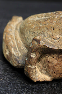 佇まいも可愛らしい木製のカエルの置物 DC4053