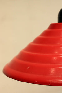 レトロ感溢れる赤い円錐形の電笠 DC4352