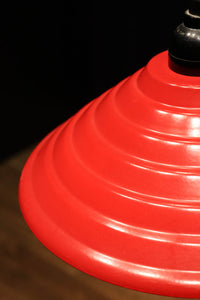 レトロ感溢れる赤い円錐形の電笠 DC4352