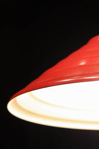 レトロ感溢れる赤い円錐形の電笠 DC4352