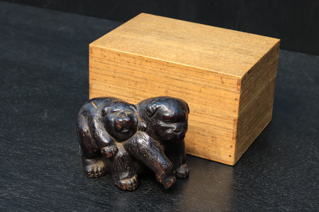 珍品!! 可愛らし子犬の姿を彫った木彫りの置物 DC4437 在庫1組 – 古福