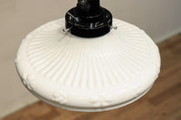 縁周りの花型プレス模様が可愛らしい電笠 DC4564