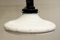 縁周りの花型プレス模様が可愛らしい電笠 DC4564