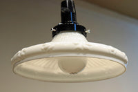 縁周りの花型プレス模様が可愛らしい電笠 DC4564