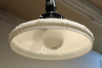 縁周りの花型プレス模様が可愛らしい電笠 DC4564