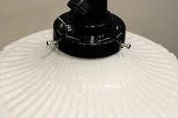 縁周りの花型プレス模様が可愛らしい電笠 DC4564