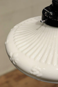 縁周りの花型プレス模様が可愛らしい電笠 DC4564