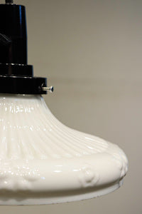 縁周りの花型プレス模様が可愛らしい電笠 DC4564