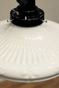 縁周りの花型プレス模様が可愛らしい電笠 DC4564