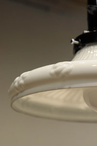 縁周りの花型プレス模様が可愛らしい電笠 DC4564