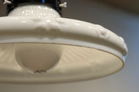 縁周りの花型プレス模様が可愛らしい電笠 DC4564