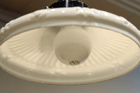 縁周りの花型プレス模様が可愛らしい電笠 DC4564