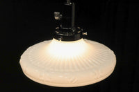 縁周りの花型プレス模様が可愛らしい電笠 DC4564