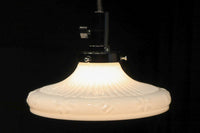 縁周りの花型プレス模様が可愛らしい電笠 DC4564