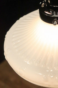 縁周りの花型プレス模様が可愛らしい電笠 DC4564