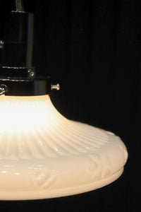 縁周りの花型プレス模様が可愛らしい電笠 DC4564