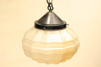 独特なシルエットに魅了されるプレスガラス電笠 DC4591