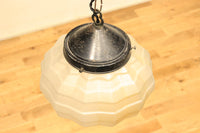 独特なシルエットに魅了されるプレスガラス電笠 DC4591