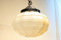 独特なシルエットに魅了されるプレスガラス電笠 DC4591