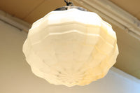 独特なシルエットに魅了されるプレスガラス電笠 DC4591