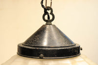 独特なシルエットに魅了されるプレスガラス電笠 DC4591