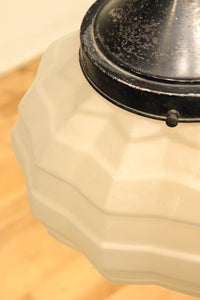 独特なシルエットに魅了されるプレスガラス電笠 DC4591