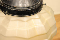 独特なシルエットに魅了されるプレスガラス電笠 DC4591