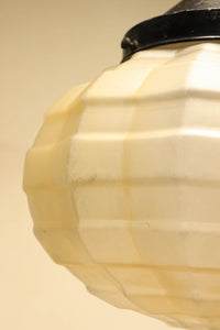 独特なシルエットに魅了されるプレスガラス電笠 DC4591