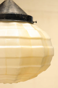 独特なシルエットに魅了されるプレスガラス電笠 DC4591