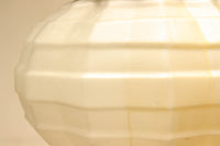 独特なシルエットに魅了されるプレスガラス電笠 DC4591