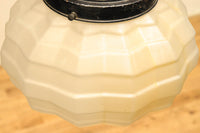 独特なシルエットに魅了されるプレスガラス電笠 DC4591