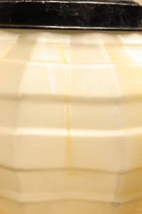 独特なシルエットに魅了されるプレスガラス電笠 DC4591