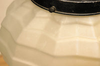 独特なシルエットに魅了されるプレスガラス電笠 DC4591