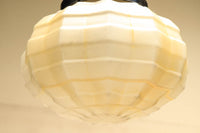 独特なシルエットに魅了されるプレスガラス電笠 DC4591