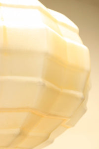 独特なシルエットに魅了されるプレスガラス電笠 DC4591