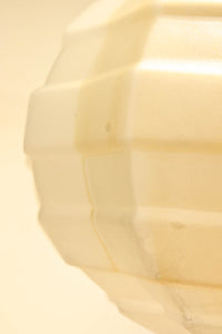 独特なシルエットに魅了されるプレスガラス電笠 DC4591