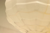 独特なシルエットに魅了されるプレスガラス電笠 DC4591