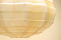 独特なシルエットに魅了されるプレスガラス電笠 DC4591