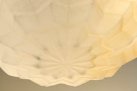 独特なシルエットに魅了されるプレスガラス電笠 DC4591