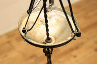 独特なシルエットに魅了されるプレスガラス電笠 DC4591