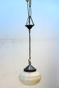 独特なシルエットに魅了されるプレスガラス電笠 DC4591