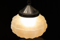 独特なシルエットに魅了されるプレスガラス電笠 DC4591