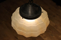 独特なシルエットに魅了されるプレスガラス電笠 DC4591