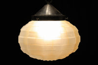 独特なシルエットに魅了されるプレスガラス電笠 DC4591